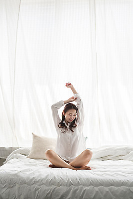 포토 JPG 전신 우먼라이프 여자 휴식 실내 한명 앉기 20대 성인 앞모습 침실 한국인 침대 기지개 성인여자한명만 성인만 국내포토 1 라이프스타일 뷰포인트 가구 컨셉 모션 사람 동양인 청년 내부 여자한명만 성인여자만 파일형식