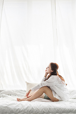 포토 JPG 전신 우먼라이프 여자 휴식 실내 한명 앉기 20대 성인 옆모습 침실 한국인 침대 성인여자한명만 성인만 국내포토 1 라이프스타일 뷰포인트 가구 컨셉 모션 사람 동양인 청년 내부 여자한명만 성인여자만 파일형식
