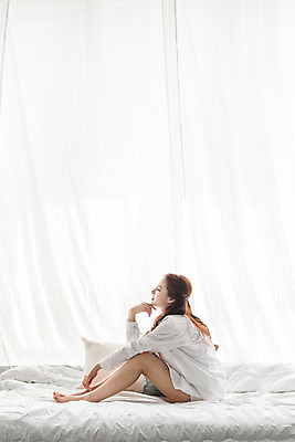 포토 JPG 전신 우먼라이프 여자 휴식 실내 한명 앉기 20대 성인 옆모습 침실 한국인 침대 성인여자한명만 성인만 국내포토 1 라이프스타일 뷰포인트 가구 컨셉 모션 사람 동양인 청년 내부 여자한명만 성인여자만 파일형식