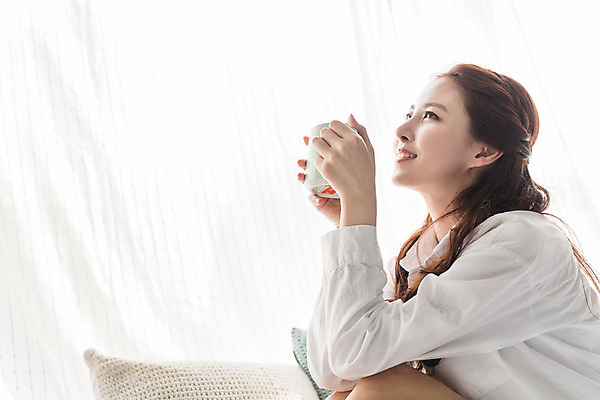 포토 JPG 우먼라이프 여자 커피 휴식 실내 한명 들기 앉기 상반신 20대 성인 옆모습 침실 한국인 안식처 성인여자한명만 성인만 국내포토 1 라이프스타일 음료 뷰포인트 컨셉 모션 사람 동양인 청년 내부 여자한명만 성인여자만 파일형식