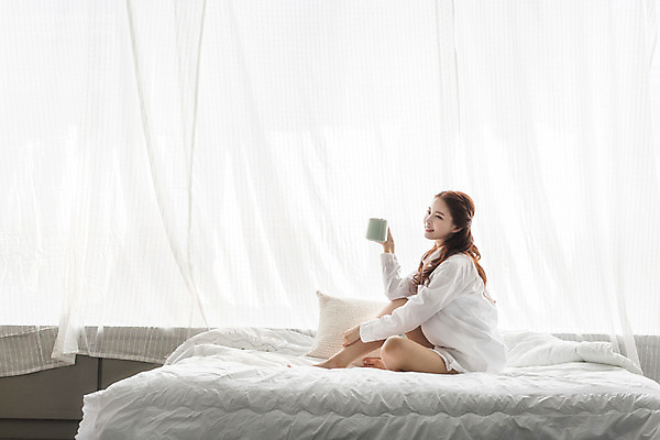 포토 JPG 전신 우먼라이프 여자 커피 휴식 실내 한명 미소 들기 앉기 20대 성인 옆모습 침실 한국인 침대 안식처 성인여자한명만 성인만 국내포토 1 라이프스타일 음료 뷰포인트 가구 컨셉 모션 표정 사람 동양인 청년 내부 여자한명만 성인여자만 파일형식