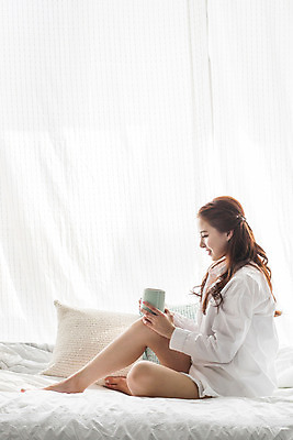 포토 JPG 전신 우먼라이프 여자 커피 휴식 실내 한명 들기 앉기 20대 성인 옆모습 침실 한국인 침대 성인여자한명만 성인만 국내포토 1 라이프스타일 음료 뷰포인트 가구 컨셉 모션 사람 동양인 청년 내부 여자한명만 성인여자만 파일형식