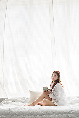 포토 JPG 전신 우먼라이프 여자 커피 휴식 실내 한명 미소 들기 앉기 20대 성인 옆모습 침실 한국인 침대 성인여자한명만 성인만 국내포토 1 라이프스타일 음료 뷰포인트 가구 컨셉 모션 표정 사람 동양인 청년 내부 여자한명만 성인여자만 파일형식