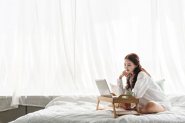 포토 JPG 전신 우먼라이프 여자 여유 휴식 실내 한명 앉기 20대 성인 옆모습 노트북 침실 한국인 침대 성인여자한명만 성인만 국내포토 1 라이프스타일 감정 뷰포인트 가구 컨셉 모션 사람 동양인 청년 내부 전자제품 여자한명만 성인여자만 파일형식