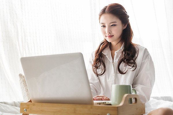 포토 JPG 우먼라이프 여자 휴식 실내 한명 앉기 상반신 20대 성인 앞모습 노트북 침실 한국인 안식처 성인여자한명만 성인만 국내포토 1 라이프스타일 뷰포인트 컨셉 모션 사람 동양인 청년 내부 전자제품 여자한명만 성인여자만 파일형식