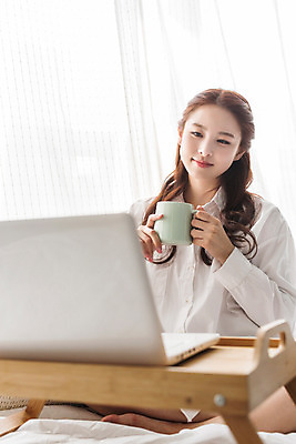 포토 JPG 우먼라이프 여자 커피 휴식 실내 한명 미소 들기 앉기 상반신 20대 성인 앞모습 노트북 침실 한국인 성인여자한명만 성인만 국내포토 1 라이프스타일 음료 뷰포인트 컨셉 모션 표정 사람 동양인 청년 내부 전자제품 여자한명만 성인여자만 파일형식