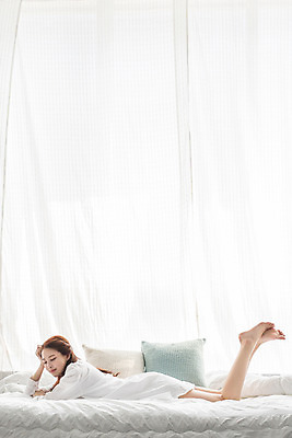 포토 JPG 전신 우먼라이프 여자 여유 엎드리기 휴식 실내 한명 20대 성인 옆모습 침실 한국인 침대 안식처 성인여자한명만 성인만 국내포토 1 라이프스타일 감정 뷰포인트 가구 컨셉 모션 사람 동양인 청년 내부 여자한명만 성인여자만 파일형식