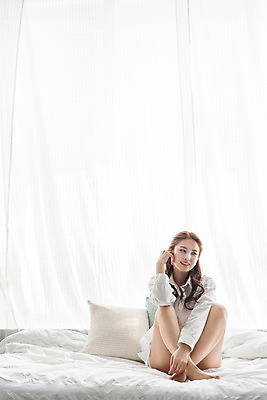 포토 JPG 전신 우먼라이프 여자 휴식 실내 한명 앉기 20대 성인 앞모습 침실 한국인 침대 성인여자한명만 성인만 국내포토 1 라이프스타일 뷰포인트 가구 컨셉 모션 사람 동양인 청년 내부 여자한명만 성인여자만 파일형식