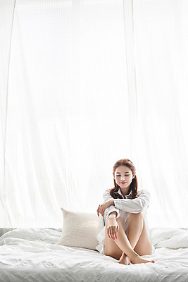 포토 JPG 전신 우먼라이프 여자 휴식 실내 한명 앉기 20대 성인 앞모습 침실 한국인 침대 성인여자한명만 성인만 국내포토 1 라이프스타일 뷰포인트 가구 컨셉 모션 사람 동양인 청년 내부 여자한명만 성인여자만 파일형식