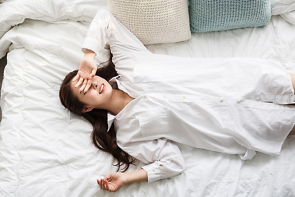 포토 JPG 우먼라이프 여자 휴식 실내 한명 상반신 20대 성인 앞모습 눕기 침실 한국인 침대 성인여자한명만 성인만 국내포토 1 라이프스타일 뷰포인트 가구 컨셉 모션 사람 동양인 청년 내부 여자한명만 성인여자만 파일형식