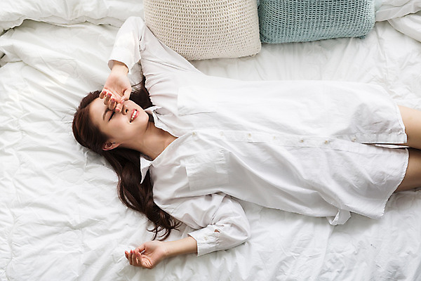 포토 JPG 우먼라이프 여자 휴식 실내 한명 상반신 20대 성인 앞모습 눕기 침실 한국인 침대 성인여자한명만 성인만 국내포토 1 라이프스타일 뷰포인트 가구 컨셉 모션 사람 동양인 청년 내부 여자한명만 성인여자만 파일형식