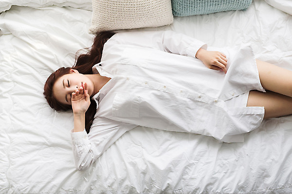 포토 JPG 우먼라이프 여자 휴식 실내 한명 상반신 20대 성인 앞모습 눕기 눈감음 침실 한국인 침대 성인여자한명만 성인만 국내포토 1 라이프스타일 뷰포인트 가구 컨셉 모션 사람 동양인 청년 내부 여자한명만 성인여자만 파일형식