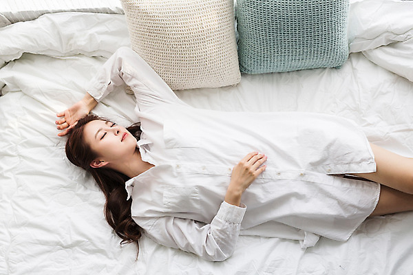 포토 JPG 우먼라이프 여자 휴식 실내 한명 상반신 20대 성인 앞모습 눕기 눈감음 침실 한국인 침대 성인여자한명만 성인만 국내포토 1 라이프스타일 뷰포인트 가구 컨셉 모션 사람 동양인 청년 내부 여자한명만 성인여자만 파일형식