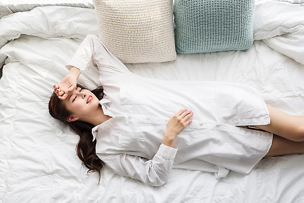 포토 JPG 우먼라이프 여자 휴식 실내 한명 상반신 20대 성인 앞모습 눕기 눈감음 침실 한국인 침대 성인여자한명만 성인만 국내포토 1 라이프스타일 뷰포인트 가구 컨셉 모션 사람 동양인 청년 내부 여자한명만 성인여자만 파일형식