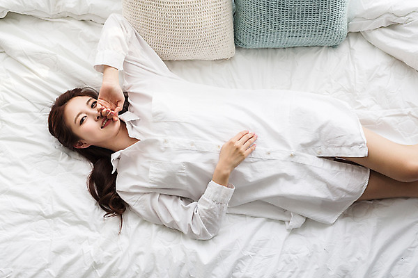 포토 JPG 우먼라이프 여자 휴식 실내 한명 상반신 20대 성인 앞모습 눕기 침실 한국인 침대 성인여자한명만 성인만 국내포토 1 라이프스타일 뷰포인트 가구 컨셉 모션 사람 동양인 청년 내부 여자한명만 성인여자만 파일형식