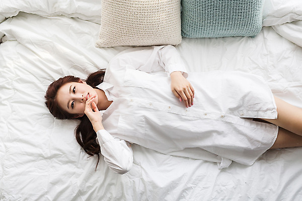 포토 JPG 우먼라이프 여자 휴식 실내 한명 상반신 20대 성인 앞모습 눕기 침실 한국인 침대 성인여자한명만 성인만 국내포토 1 라이프스타일 뷰포인트 가구 컨셉 모션 사람 동양인 청년 내부 여자한명만 성인여자만 파일형식