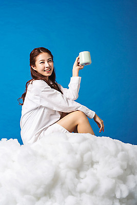 포토 JPG 스튜디오촬영 구름 우먼라이프 여자 실내 한명 미소 들기 앉기 상반신 20대 성인 옆모습 컵 한국인 순수 성인여자한명만 성인만 국내포토 자연요소 1 라이프스타일 식기 뷰포인트 컨셉 모션 표정 사람 동양인 청년 내부 여자한명만 성인여자만 파일형식