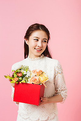 포토 JPG 스튜디오촬영 우먼라이프 여자 꽃 실내 한명 서기 미소 상반신 20대 성인 앞모습 선물상자 한국인 순수 성인여자한명만 성인만 국내포토 식물 1 라이프스타일 뷰포인트 컨셉 모션 표정 선물 사람 동양인 청년 내부 상자 여자한명만 성인여자만 파일형식