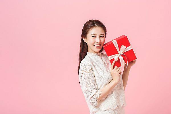 포토 JPG 스튜디오촬영 우먼라이프 여자 실내 선물 한명 서기 미소 들기 상반신 20대 성인 옆모습 선물상자 한국인 순수 성인여자한명만 성인만 국내포토 1 라이프스타일 뷰포인트 컨셉 모션 표정 사람 동양인 청년 내부 상자 여자한명만 성인여자만 파일형식