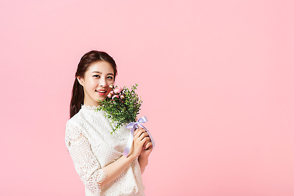 포토 JPG 스튜디오촬영 우먼라이프 여자 꽃다발 실내 한명 서기 미소 들기 상반신 20대 성인 옆모습 한국인 순수 성인여자한명만 성인만 국내포토 1 라이프스타일 꽃 뷰포인트 컨셉 모션 표정 사람 동양인 청년 내부 여자한명만 성인여자만 파일형식