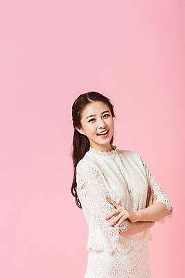 포토 JPG 스튜디오촬영 우먼라이프 여자 실내 한명 서기 미소 상반신 20대 성인 앞모습 팔짱 한국인 순수 성인여자한명만 성인만 국내포토 1 라이프스타일 뷰포인트 컨셉 모션 표정 사람 동양인 청년 내부 여자한명만 성인여자만 파일형식