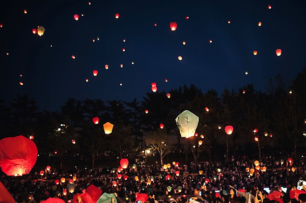 포토 JPG 여행 불교 밤하늘 풍경 여러명 야외 봄 군중 야간 경상북도 소원 풍등 풍등날리기 대구시 풍등축제 대구풍등축제 두류공원 국내포토 자연요소 계절 공원 종교 다수 하늘 조명 한국 사람 축제 경상도 등축제 대구_경상북도 대구_한국 파일형식