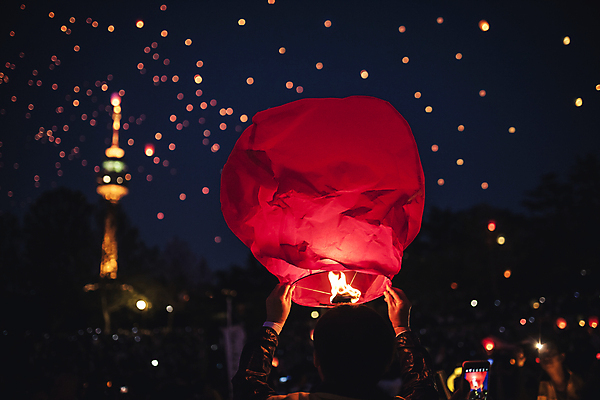 포토 JPG 손 여행 불교 밤하늘 풍경 여러명 야외 신체부위 봄 군중 야간 경상북도 소원 풍등 풍등날리기 대구시 풍등축제 대구풍등축제 두류공원 우방타워 국내포토 자연요소 계절 공원 종교 다수 하늘 조명 한국 사람 타워 축제 경상도 등축제 대구_경상북도 대구_한국 파일형식