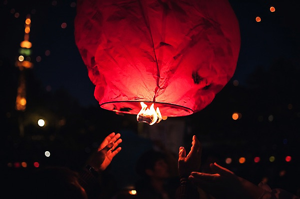 포토 JPG 손 여행 불교 밤하늘 풍경 여러명 야외 신체부위 봄 군중 야간 경상북도 소원 풍등 풍등날리기 대구시 풍등축제 대구풍등축제 두류공원 우방타워 국내포토 자연요소 계절 공원 종교 다수 하늘 조명 한국 사람 타워 축제 경상도 등축제 대구_경상북도 대구_한국 파일형식