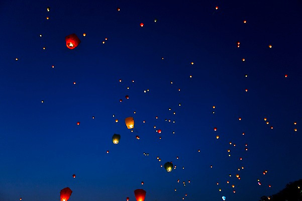 포토 JPG 여행 불교 밤하늘 풍경 사람없음 야외 봄 야간 경상북도 소원 풍등 풍등날리기 대구시 풍등축제 대구풍등축제 두류공원 국내포토 자연요소 계절 공원 종교 하늘 조명 한국 축제 경상도 등축제 대구_경상북도 대구_한국 파일형식