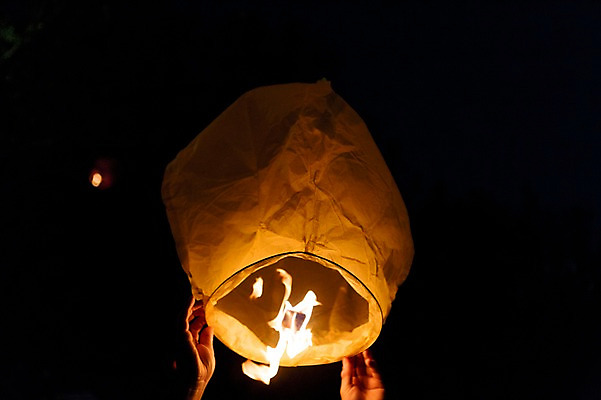 포토 JPG 손 여행 불교 밤하늘 한명 풍경 야외 신체부위 봄 야간 경상북도 소원 풍등 풍등날리기 대구시 풍등축제 대구풍등축제 두류공원 국내포토 자연요소 1 계절 공원 종교 하늘 조명 한국 사람 축제 경상도 등축제 대구_경상북도 대구_한국 파일형식