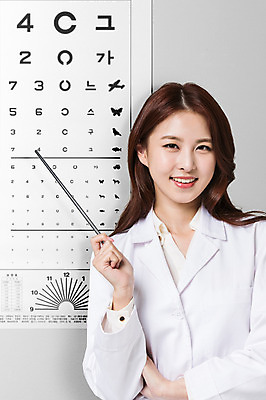 JPG 편집이미지 여자 한명 20대 성인 한국인 디지털합성 합성 시력검사표 안과의사 디지털아트 성인여자만 편집실사 1 사람 동양인 청년 의사 CG 여자만 성인만 파일형식