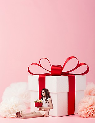 JPG 전신 편집이미지 여자 한명 20대 성인 선물상자 한국인 디지털합성 합성 사람인형 코사지 디지털아트 성인여자만 편집실사 1 인형 장신구 선물 사람 동양인 청년 상자 CG 여자만 성인만 파일형식