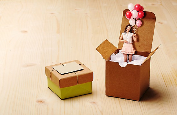 JPG 편집이미지 여자 한명 20대 성인 선물상자 한국인 디지털합성 합성 풍선 사람인형 디지털아트 성인여자만 편집실사 1 인형 선물 사람 동양인 청년 상자 CG 여자만 성인만 파일형식