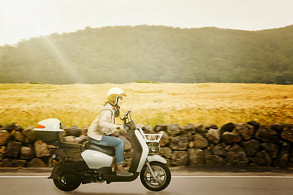 JPG 주간 편집이미지 여자 돌담 한명 20대 성인 야외 햇빛 제주도 드라이브 한국인 오토바이 헬멧 디지털합성 합성 라이딩 디지털아트 성인여자만 편집실사 자연요소 1 한국 사람 동양인 청년 담장 태양 바이크 운전 돌_바위 보호장비 CG 여자만 성인만 파일형식