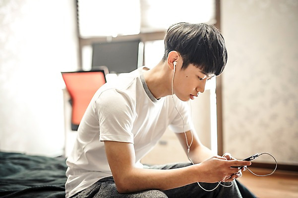 포토 JPG 남자 남학생 이어폰 청소년 휴식 실내 한명 들기 앉기 상반신 옆모습 10대 캐주얼 스마트폰 십대라이프스타일 한국인 침대 십대남자한명만 국내포토 1 학생 라이프스타일 옷 뷰포인트 음향기기 가구 컨셉 모션 사람 동양인 내부 핸드폰 스마트기기 남자한명만 십대남자만 파일형식