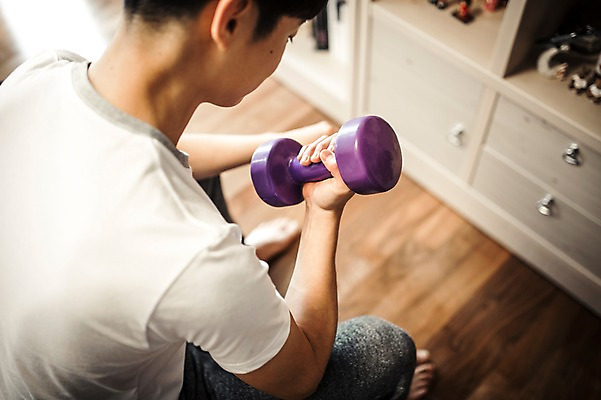 포토 JPG 전신 남자 남학생 청소년 실내 한명 들기 앉기 뒷모습 10대 캐주얼 운동 십대라이프스타일 아령 한국인 십대남자한명만 국내포토 1 학생 라이프스타일 옷 뷰포인트 모션 건강 사람 동양인 내부 남자한명만 십대남자만 파일형식