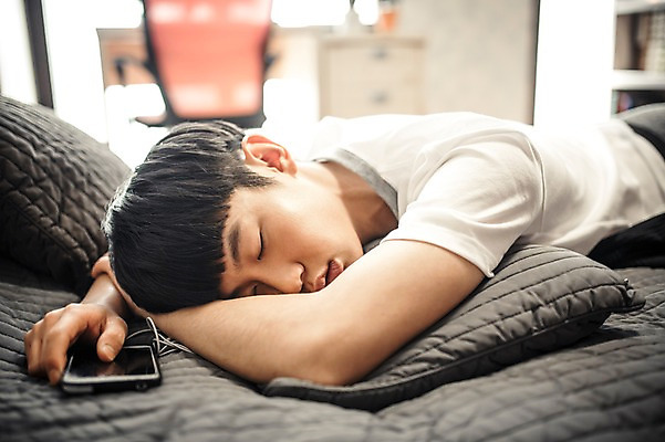 포토 JPG 남자 남학생 엎드리기 청소년 휴식 실내 한명 들기 상반신 옆모습 10대 캐주얼 스마트폰 십대라이프스타일 한국인 침대 잠 십대남자한명만 국내포토 1 학생 라이프스타일 옷 뷰포인트 가구 컨셉 모션 사람 동양인 내부 핸드폰 스마트기기 남자한명만 십대남자만 파일형식