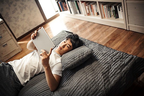 포토 JPG 남자 남학생 청소년 휴식 실내 한명 들기 상반신 앞모습 10대 캐주얼 태블릿 눕기 십대라이프스타일 한국인 침대 십대남자한명만 국내포토 1 학생 라이프스타일 옷 뷰포인트 가구 컨셉 모션 사람 동양인 내부 전자제품 스마트기기 남자한명만 십대남자만 파일형식