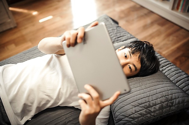 포토 JPG 남자 남학생 청소년 휴식 실내 한명 들기 상반신 앞모습 10대 캐주얼 태블릿 눕기 십대라이프스타일 한국인 침대 십대남자한명만 국내포토 1 학생 라이프스타일 옷 뷰포인트 가구 컨셉 모션 사람 동양인 내부 전자제품 스마트기기 남자한명만 십대남자만 파일형식