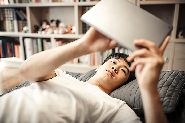 포토 JPG 남자 남학생 청소년 휴식 실내 한명 들기 상반신 앞모습 10대 캐주얼 태블릿 눕기 십대라이프스타일 한국인 침대 십대남자한명만 국내포토 1 학생 라이프스타일 옷 뷰포인트 가구 컨셉 모션 사람 동양인 내부 전자제품 스마트기기 남자한명만 십대남자만 파일형식