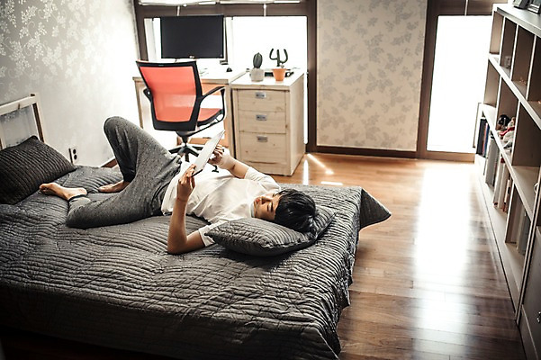 포토 JPG 전신 남자 남학생 청소년 휴식 실내 한명 들기 앞모습 10대 캐주얼 태블릿 눕기 십대라이프스타일 침실 한국인 침대 십대남자한명만 국내포토 1 학생 라이프스타일 옷 뷰포인트 가구 컨셉 모션 사람 동양인 내부 전자제품 스마트기기 남자한명만 십대남자만 파일형식