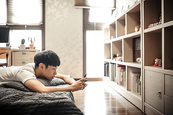 포토 JPG 남자 남학생 엎드리기 청소년 휴식 실내 한명 들기 상반신 옆모습 10대 캐주얼 스마트폰 십대라이프스타일 한국인 침대 십대남자한명만 국내포토 1 학생 라이프스타일 옷 뷰포인트 가구 컨셉 모션 사람 동양인 내부 핸드폰 스마트기기 남자한명만 십대남자만 파일형식