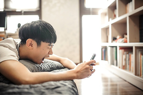 포토 JPG 남자 남학생 엎드리기 청소년 휴식 실내 한명 들기 상반신 옆모습 10대 캐주얼 스마트폰 십대라이프스타일 한국인 침대 하품 십대남자한명만 국내포토 1 학생 라이프스타일 옷 뷰포인트 가구 컨셉 모션 사람 동양인 내부 핸드폰 스마트기기 생리현상 남자한명만 십대남자만 파일형식