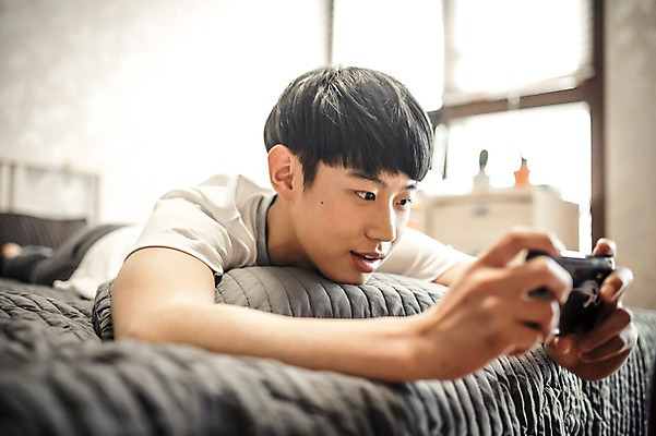 포토 JPG 남자 남학생 엎드리기 청소년 휴식 실내 한명 들기 상반신 옆모습 10대 캐주얼 스마트폰 십대라이프스타일 한국인 침대 십대남자한명만 국내포토 1 학생 라이프스타일 옷 뷰포인트 가구 컨셉 모션 사람 동양인 내부 핸드폰 스마트기기 남자한명만 십대남자만 파일형식