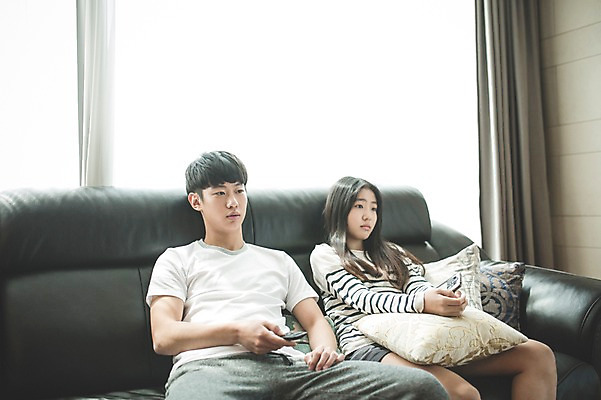 포토 JPG 여학생 여자 남자 남학생 거실 가족 청소년 실내 남매 미소 앉기 상반신 두명 앞모습 10대 캐주얼 소파 한국인 가족라이프 무관심 여동생 티비시청 오빠 십대만 국내포토 학생 라이프스타일 옷 감정 뷰포인트 의자 관계 모션 표정 사람 동양인 내부 동생 시청_보고들음 파일형식