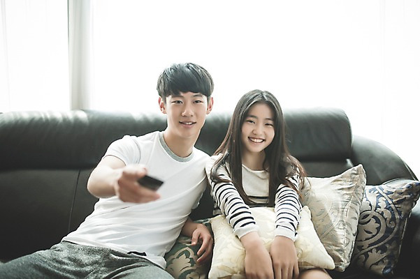 포토 JPG 여학생 여자 남자 남학생 거실 가족 청소년 실내 남매 미소 앉기 상반신 두명 앞모습 10대 캐주얼 소파 화목 한국인 가족라이프 여동생 티비시청 오빠 십대만 국내포토 학생 라이프스타일 옷 뷰포인트 컨셉 의자 관계 모션 표정 사람 동양인 내부 동생 시청_보고들음 파일형식