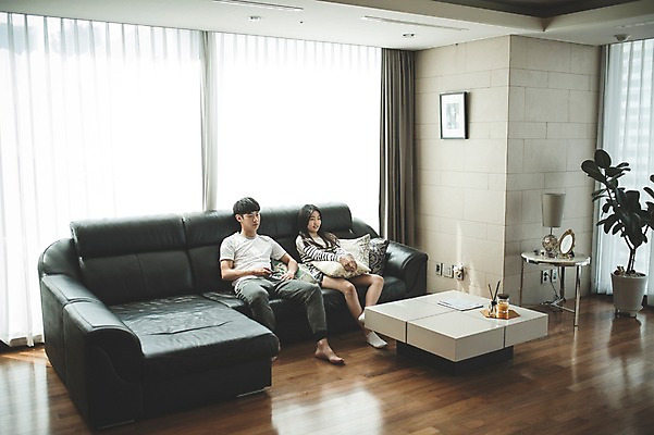 포토 JPG 전신 여학생 여자 남자 남학생 거실 가족 청소년 휴식 실내 남매 앉기 두명 앞모습 10대 캐주얼 소파 한국인 가족라이프 무관심 여동생 티비시청 오빠 십대만 국내포토 학생 라이프스타일 옷 감정 뷰포인트 컨셉 의자 관계 모션 사람 동양인 내부 동생 시청_보고들음 파일형식