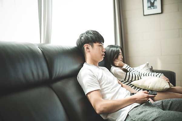 포토 JPG 여학생 여자 남자 남학생 거실 가족 청소년 휴식 실내 남매 앉기 상반신 두명 옆모습 10대 캐주얼 소파 한국인 가족라이프 무관심 여동생 티비시청 오빠 십대만 국내포토 학생 라이프스타일 옷 감정 뷰포인트 컨셉 의자 관계 모션 사람 동양인 내부 동생 시청_보고들음 파일형식