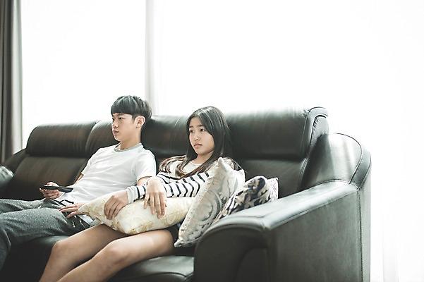 포토 JPG 여학생 여자 남자 남학생 거실 가족 청소년 실내 남매 미소 앉기 상반신 두명 앞모습 10대 캐주얼 소파 한국인 가족라이프 무관심 여동생 티비시청 오빠 십대만 국내포토 학생 라이프스타일 옷 감정 뷰포인트 의자 관계 모션 표정 사람 동양인 내부 동생 시청_보고들음 파일형식