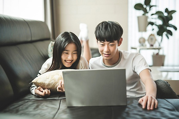 포토 JPG 여학생 여자 남자 남학생 엎드리기 거실 가족 청소년 실내 남매 미소 앉기 상반신 두명 앞모습 10대 캐주얼 노트북 소파 한국인 웹서핑 가족라이프 즐거움 여동생 오빠 십대만 국내포토 학생 라이프스타일 옷 감정 뷰포인트 의자 관계 모션 표정 사람 동양인 내부 전자제품 동생 파일형식